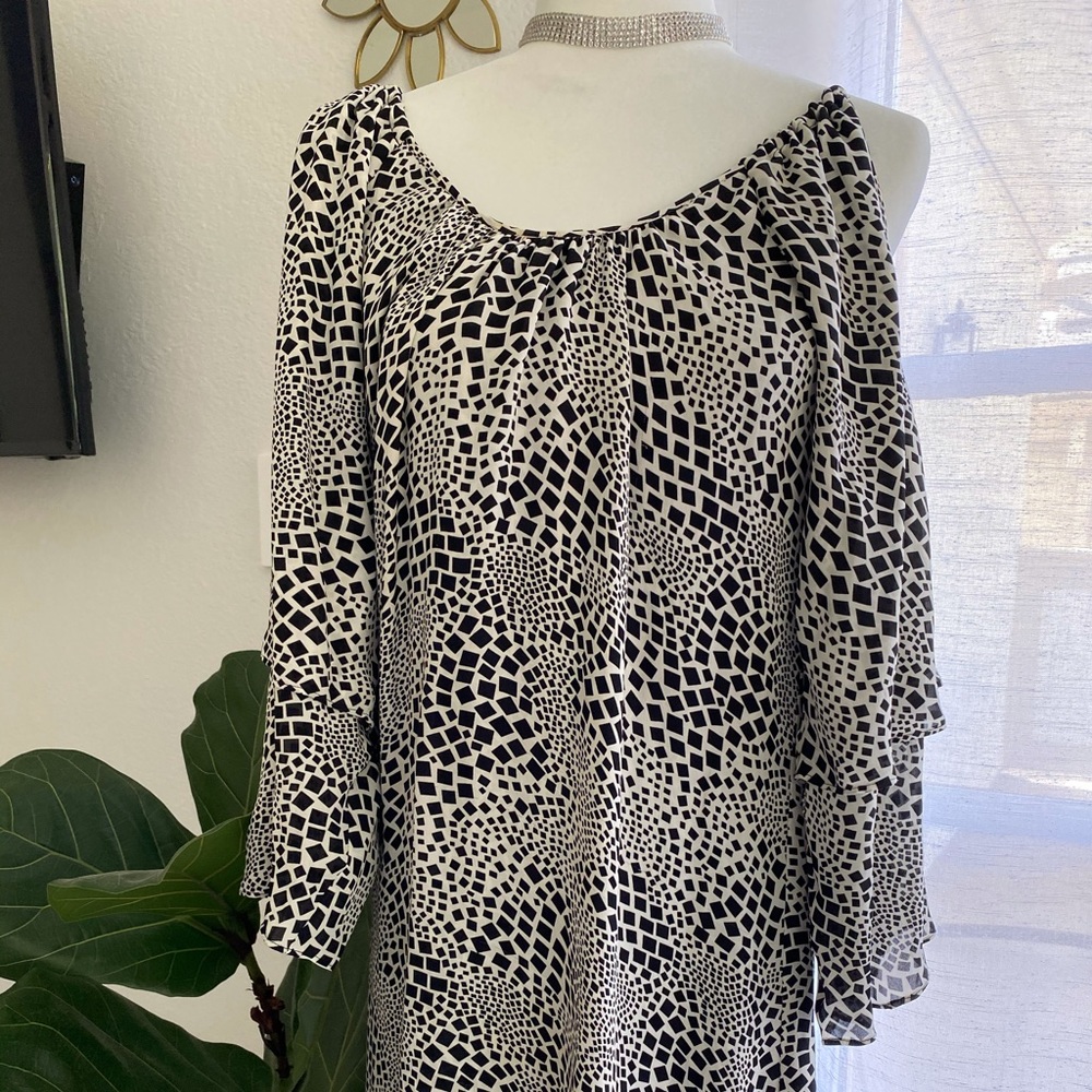 Adorable black and white maxi dress